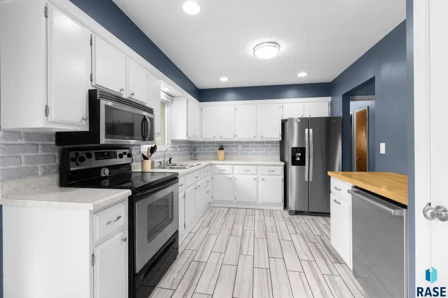 605 S Edward Dr, Sioux Falls, SD 57103 - #2