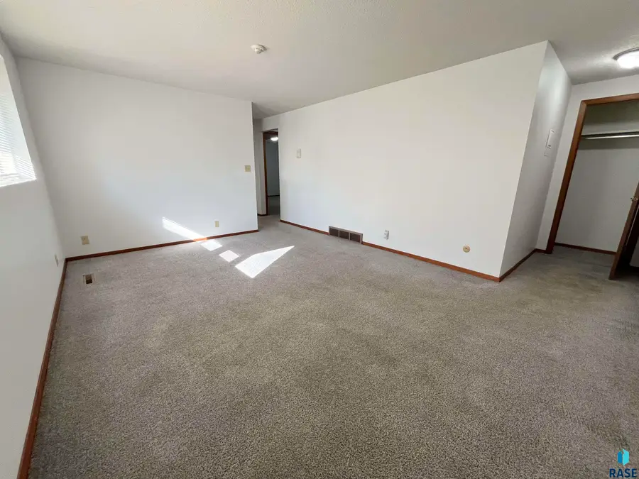 3900 S Hawthorne Ave, Sioux Falls, SD 57105 - #3