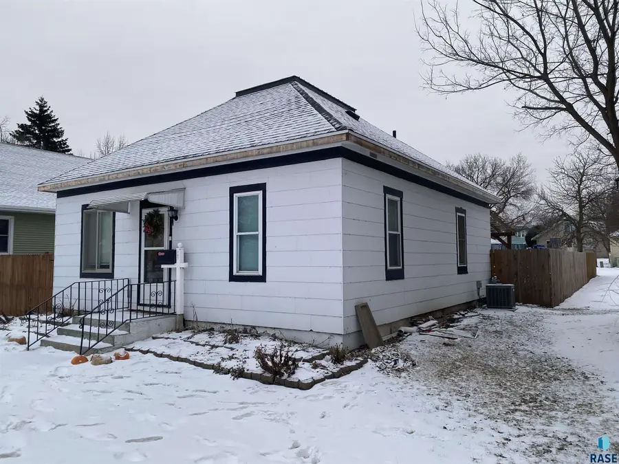 207 W 1st Ave, Flandreau, SD 57028 - #2