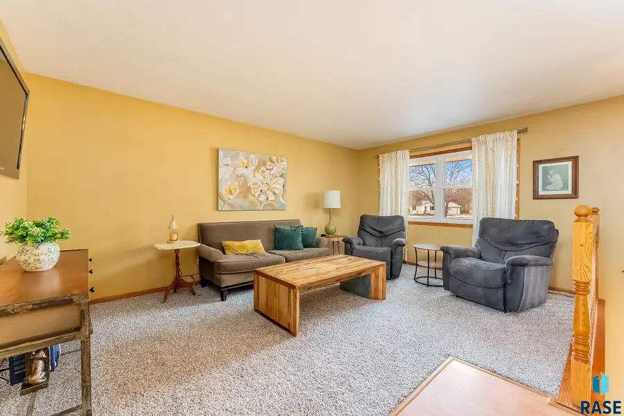 205 E Patrician Dr, Brandon, SD 57005 - #2