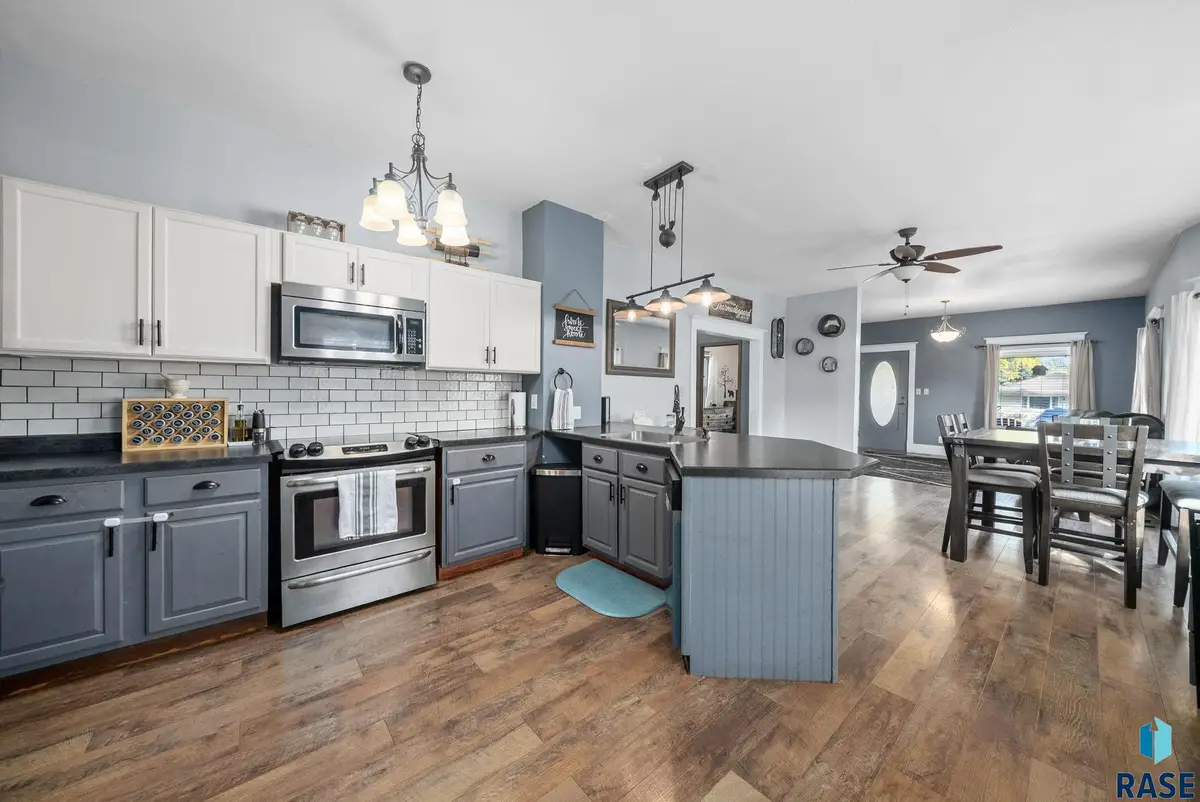 511 W Main St, Beresford, SD 57004 - #1