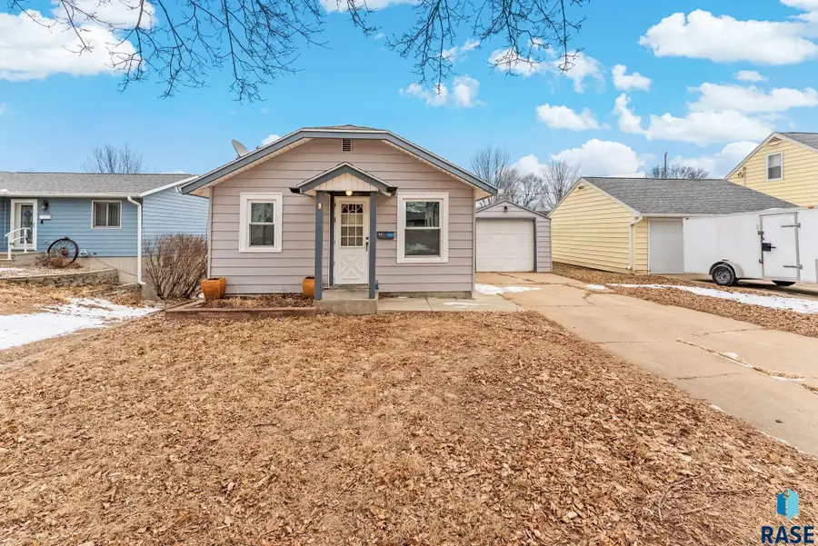 712 N Highland Ave, Sioux Falls, SD 57103 - #2