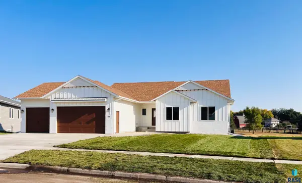 910 Johnson Creek Ct, Harrisburg, SD 57032