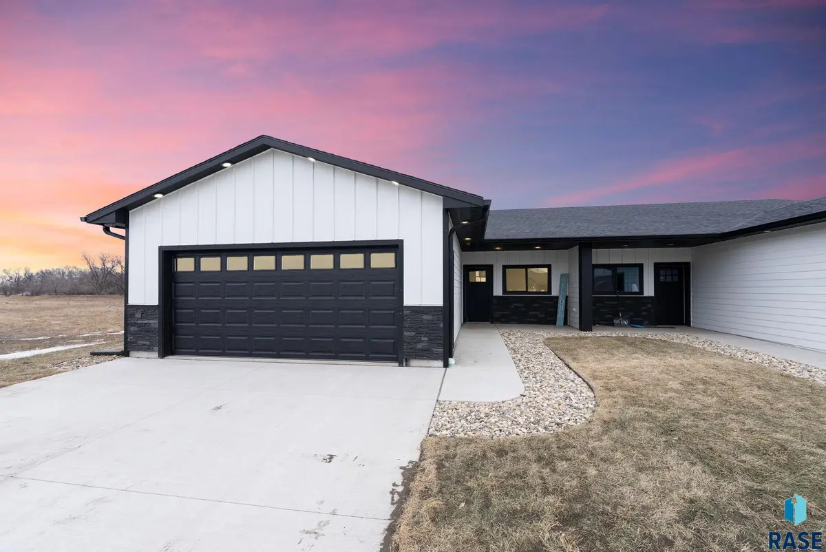 704 N Clark St, Lennox, SD 57039 - #1