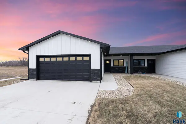 704 N Clark St, Lennox, SD 57039
