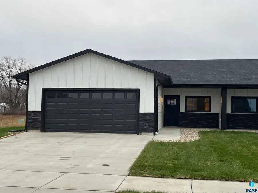 704 N Clark St, Lennox, SD 57039 - #2
