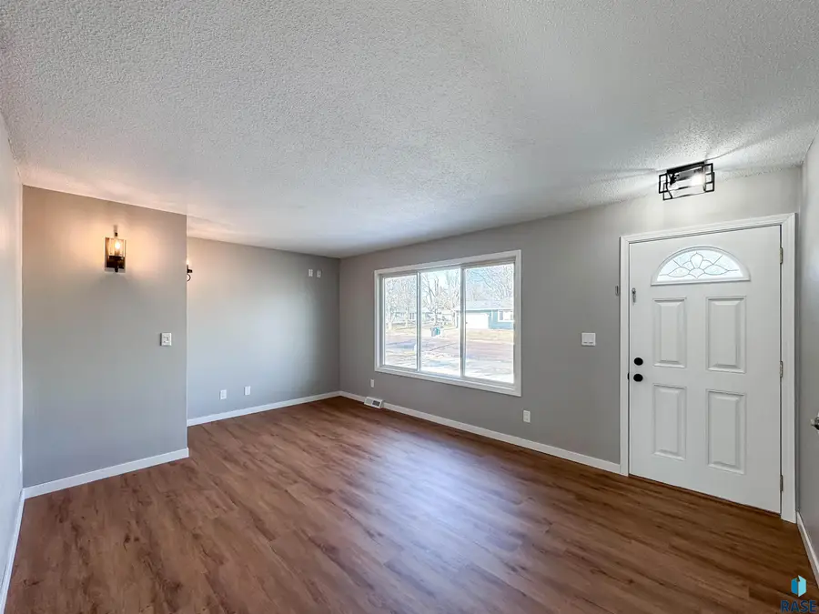 6509 W Essex Dr, Sioux Falls, SD 57106 - #2