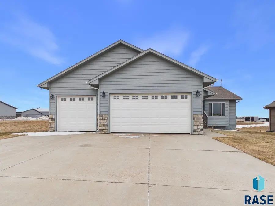 921 Trojan Ave, Hartford, SD 57033 - #2