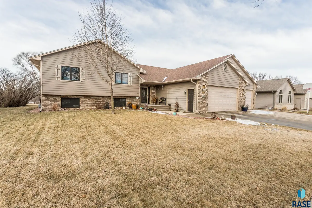 601 S Lakota Ave, Brandon, SD 57005 - #1