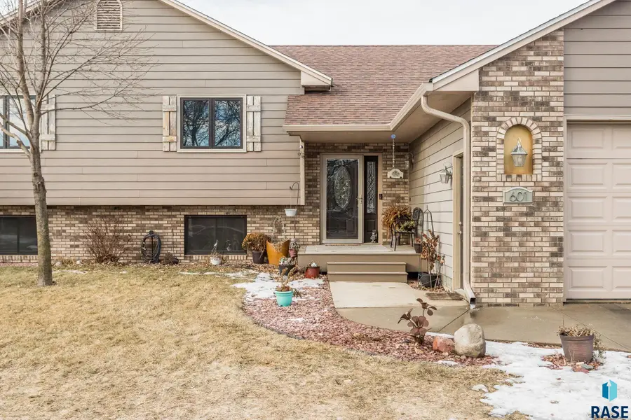 601 S Lakota Ave, Brandon, SD 57005 - #2