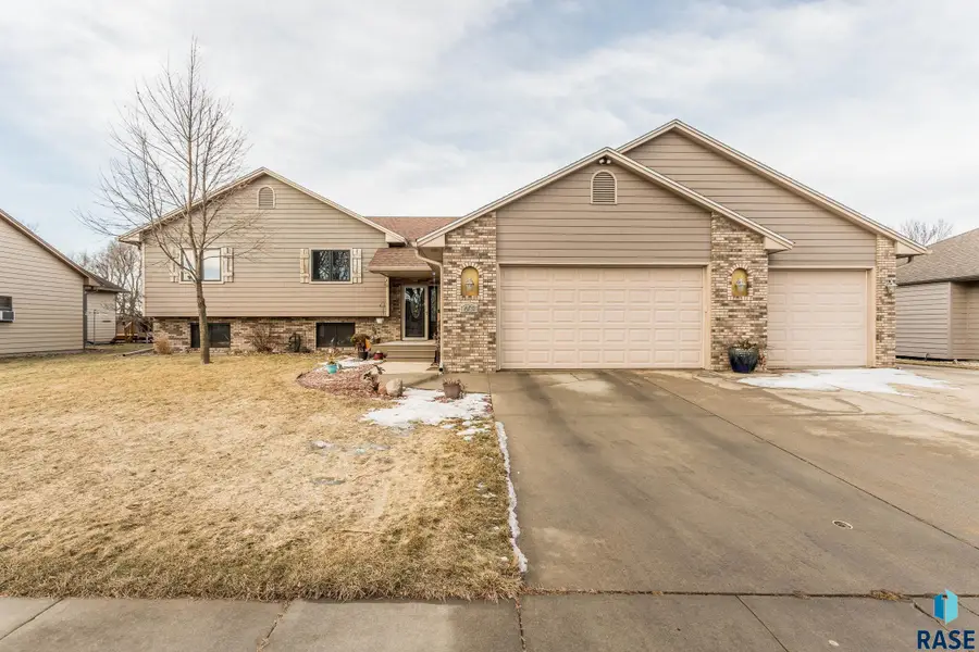 601 S Lakota Ave, Brandon, SD 57005 - #3