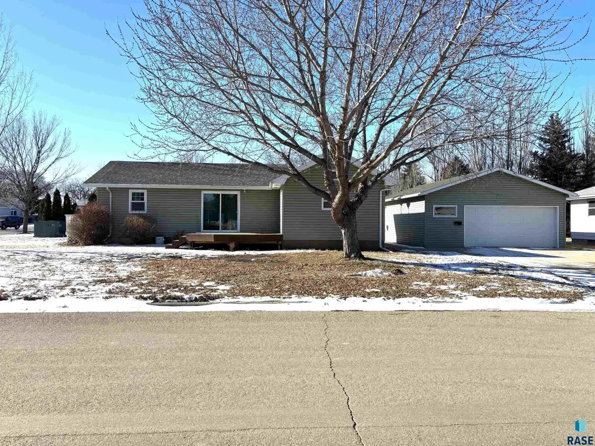 203 W 7th St, Miller, SD 57362 - #1