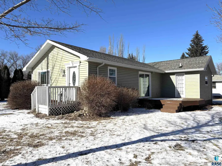 203 W 7th St, Miller, SD 57362 - #2