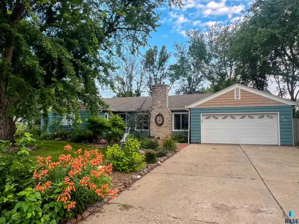 341 W Ash St, Canistota, SD 57012