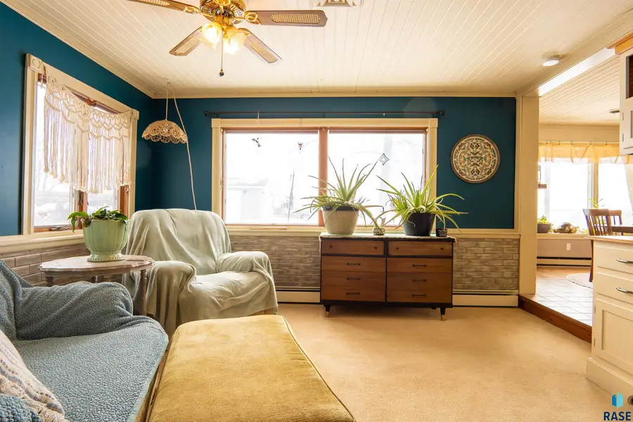 341 W Ash St, Canistota, SD 57012 - #3