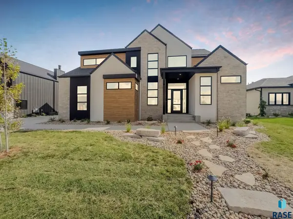 1715 Ethan St, Harrisburg, SD 57032