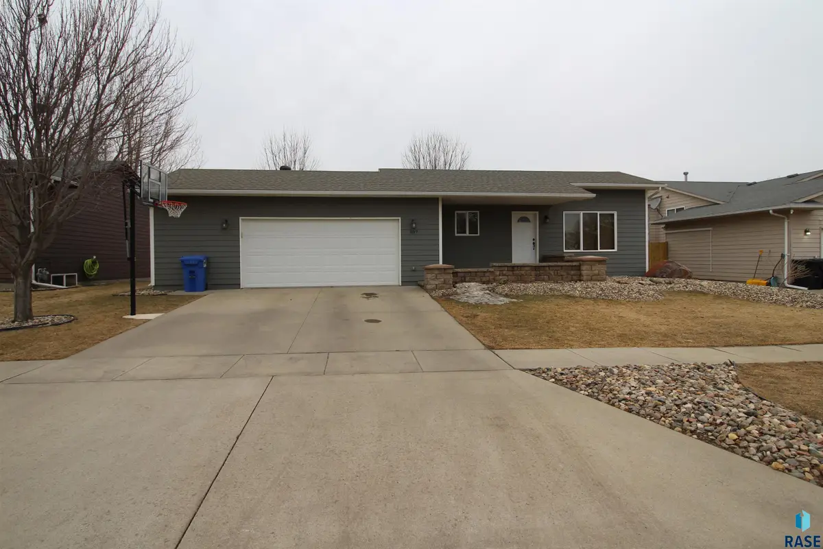 407 Kia Dr, Hartford, SD 57033 - #1