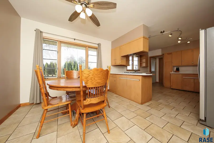 609 S Main St, Lennox, SD 57039 - #3