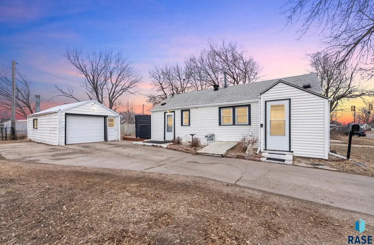 1107 N Kiwanis Ave, Sioux Falls, SD 57104 - #1