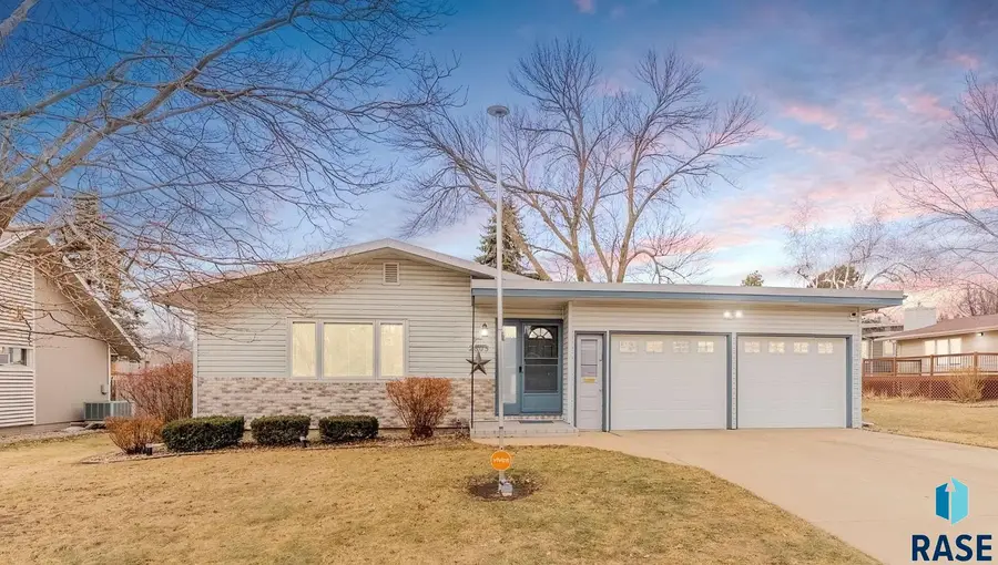 2805 S 1st Ave, Sioux Falls, SD 57105 - #2