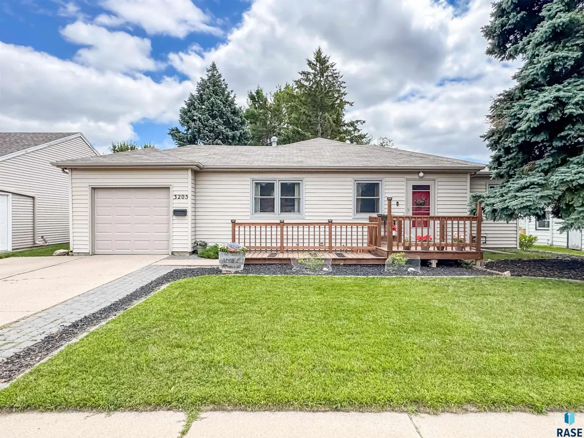 3205 E 18th St, Sioux Falls, SD 57103 - #1