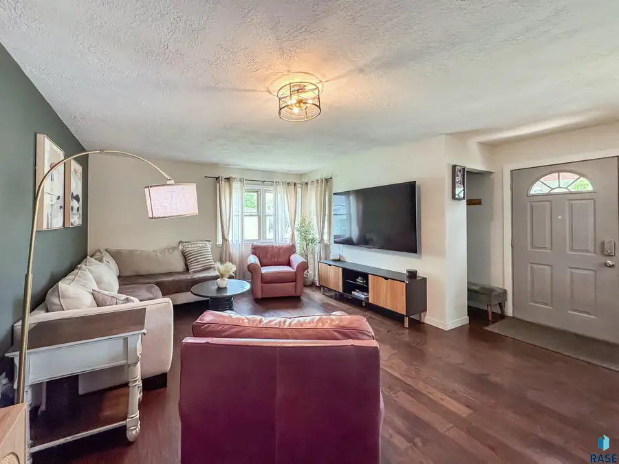 3205 E 18th St, Sioux Falls, SD 57103 - #3