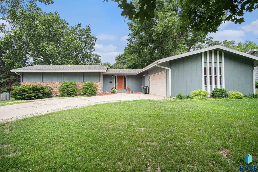 201 W Elm St, Luverne, MN 56156 - #2