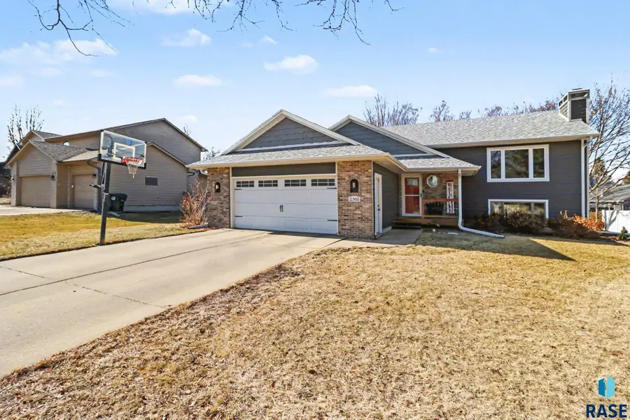 2305 S Roosevelt Ave, Sioux Falls, SD 57106 - #2