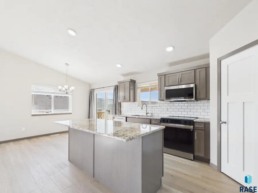 915 Birch St, Harrisburg, SD 57032 - #3