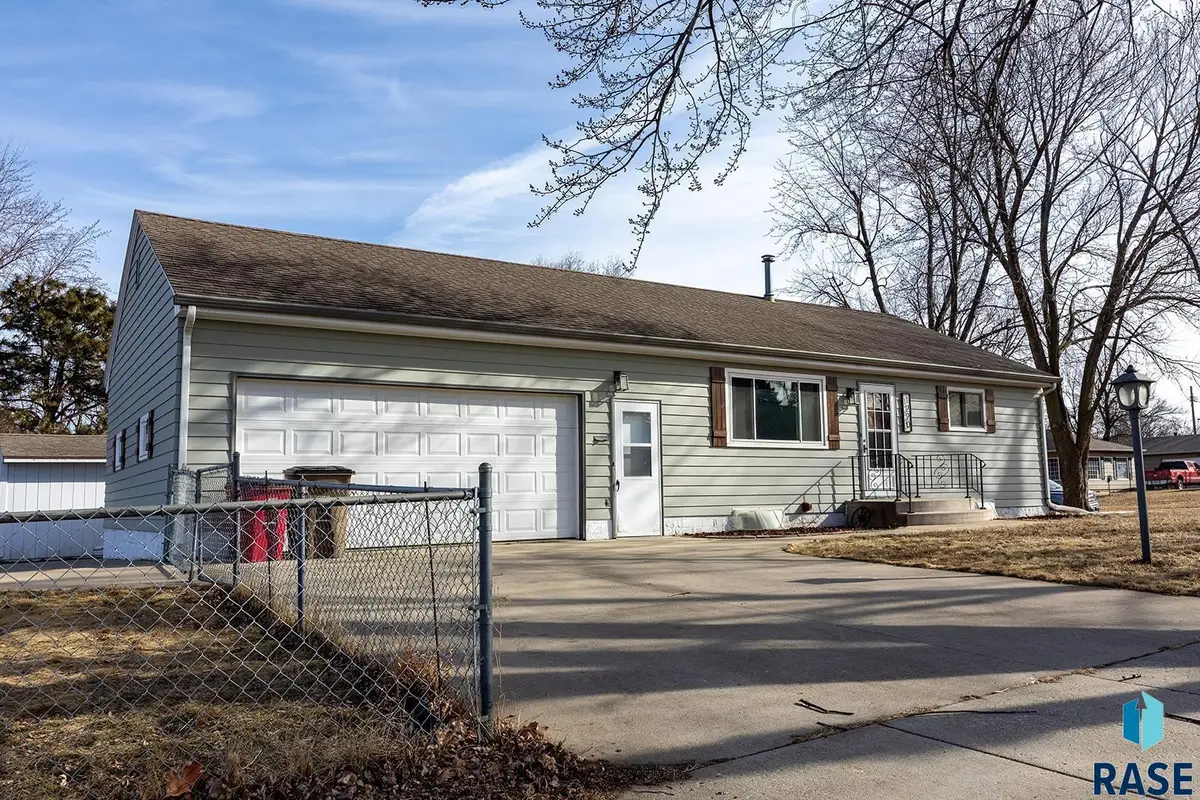 1220 S Blauvelt Ave, Sioux Falls, SD 57105 - #1