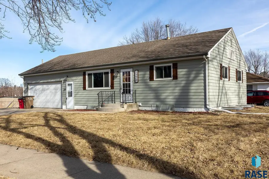1220 S Blauvelt Ave, Sioux Falls, SD 57105 - #3