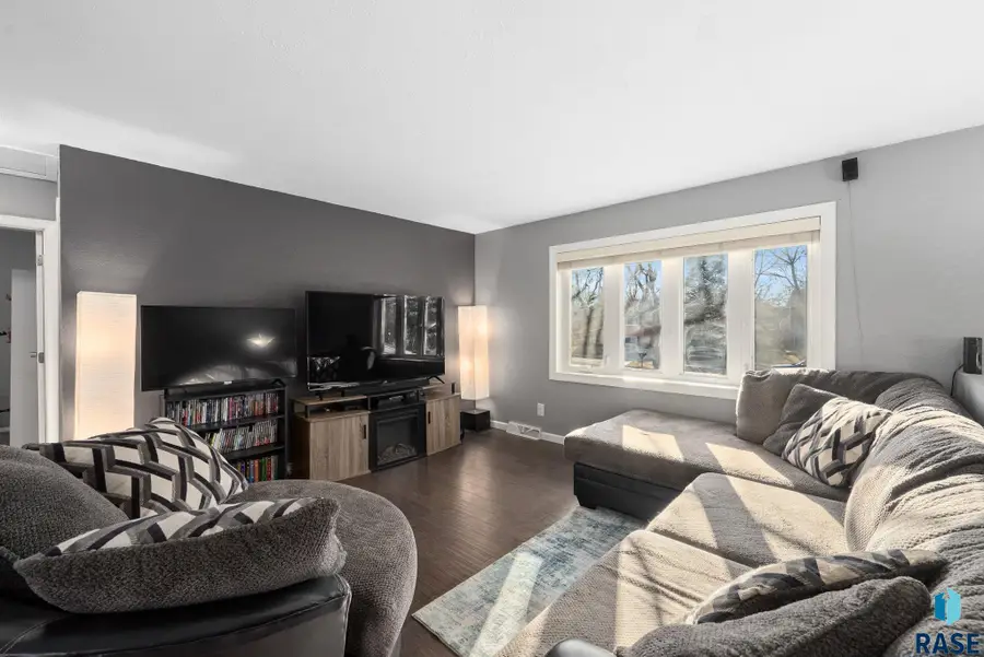 6008 W Cheyenne Dr, Sioux Falls, SD 57106 - #2