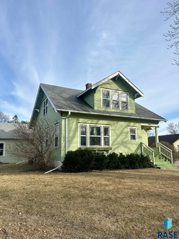 104 S 6th St, Beresford, SD 57004
