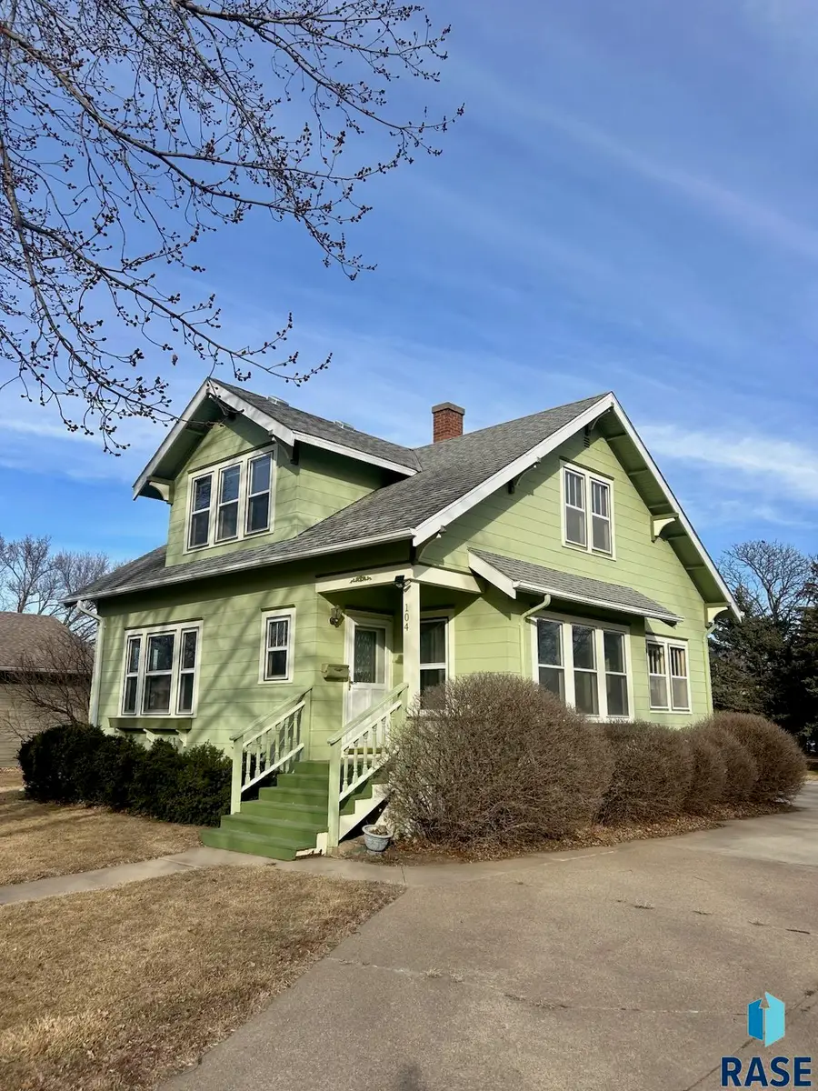 104 S 6th St, Beresford, SD 57004 - #3