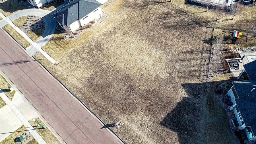 509 E Shadow Creek Ln, Sioux Falls, SD 57108 - #2