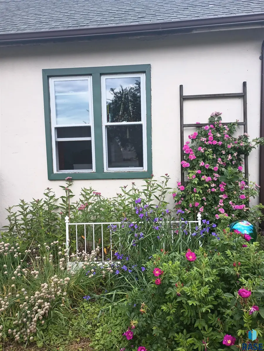 217 N Blue Mound Ave, Luverne, MN 56156 - #2