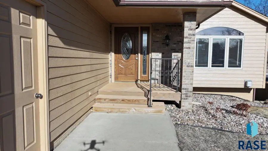 200 S Sunset Dr, Brandon, SD 57005 - #2