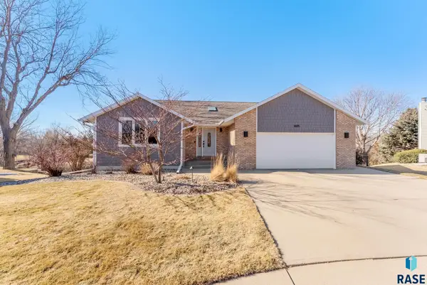 1605 S Silver Creek Cir, Sioux Falls, SD 57106