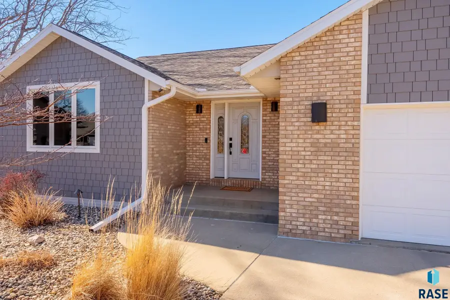 1605 S Silver Creek Cir, Sioux Falls, SD 57106 - #2