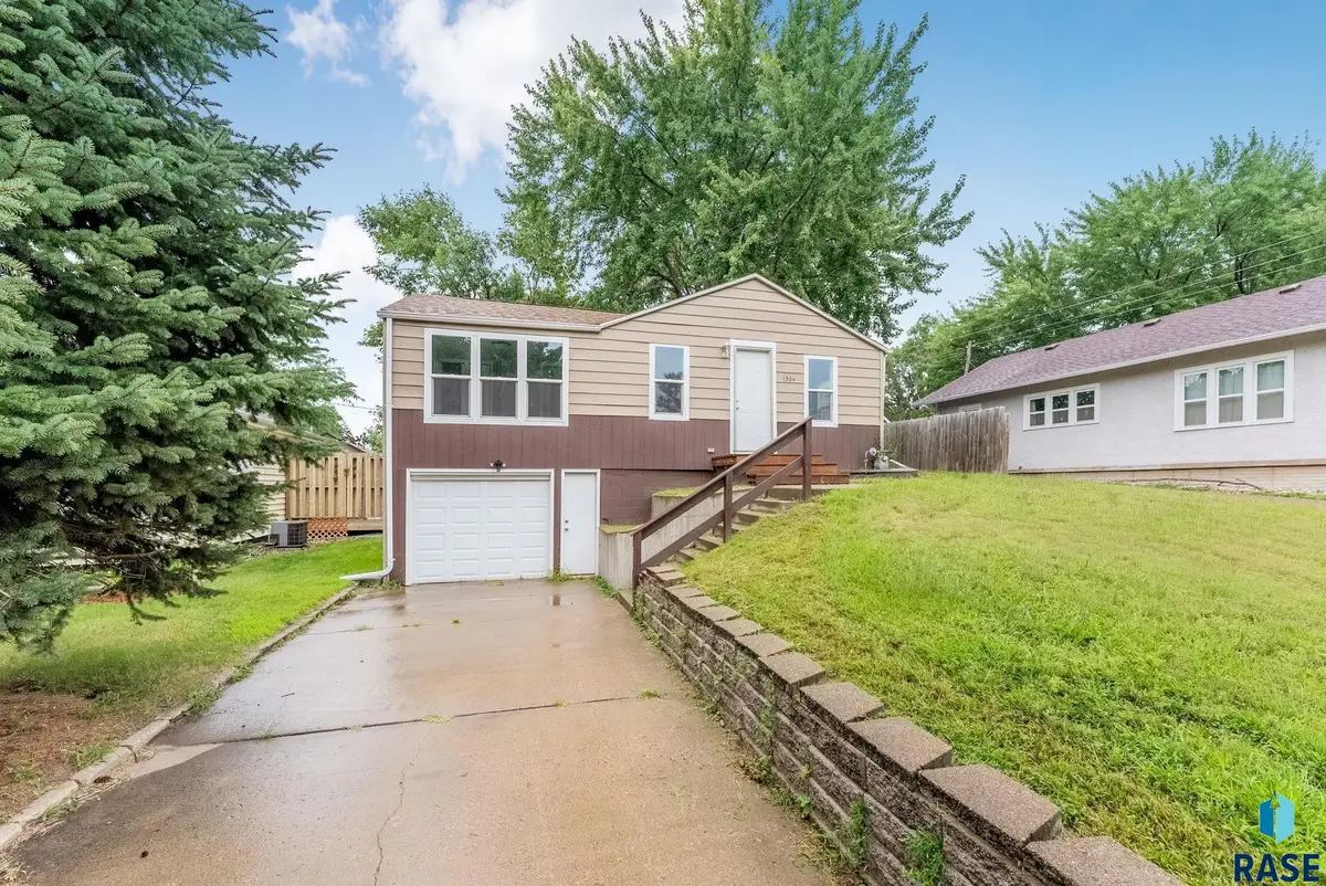 1304 E 22nd St, Sioux Falls, SD 57105 - #1