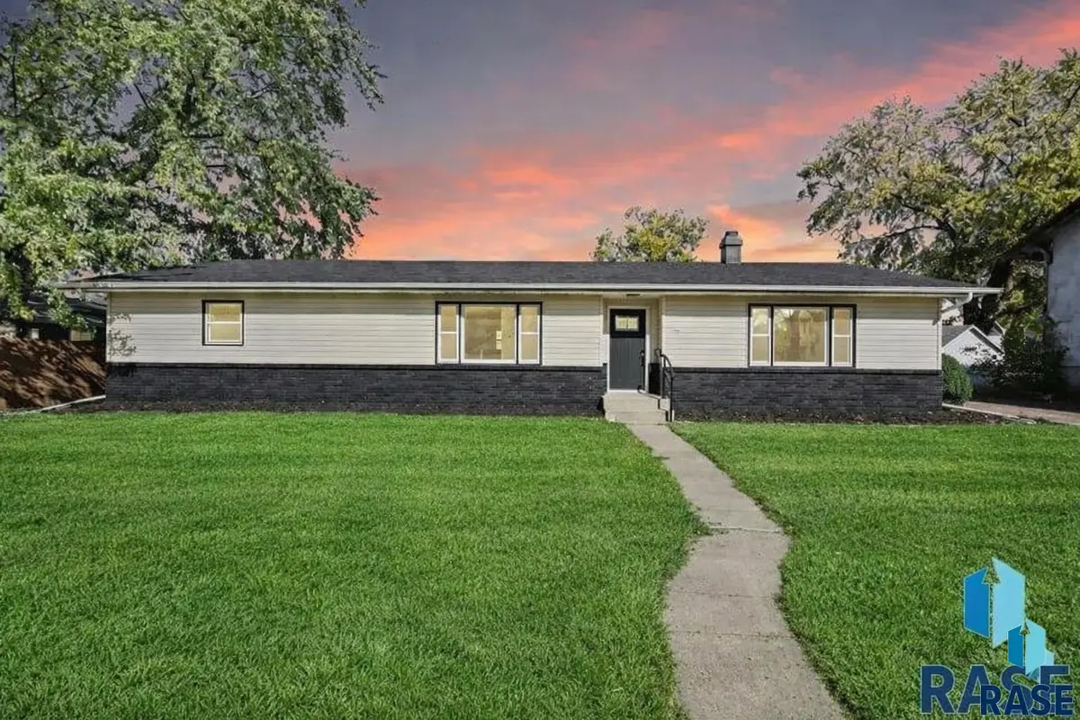 206 W Hemlock St, Beresford, SD 57004 - #1