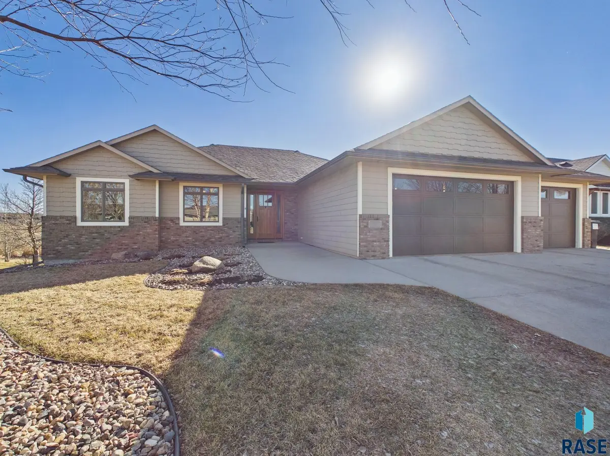 305 E 77th St, Sioux Falls, SD 57108 - #1