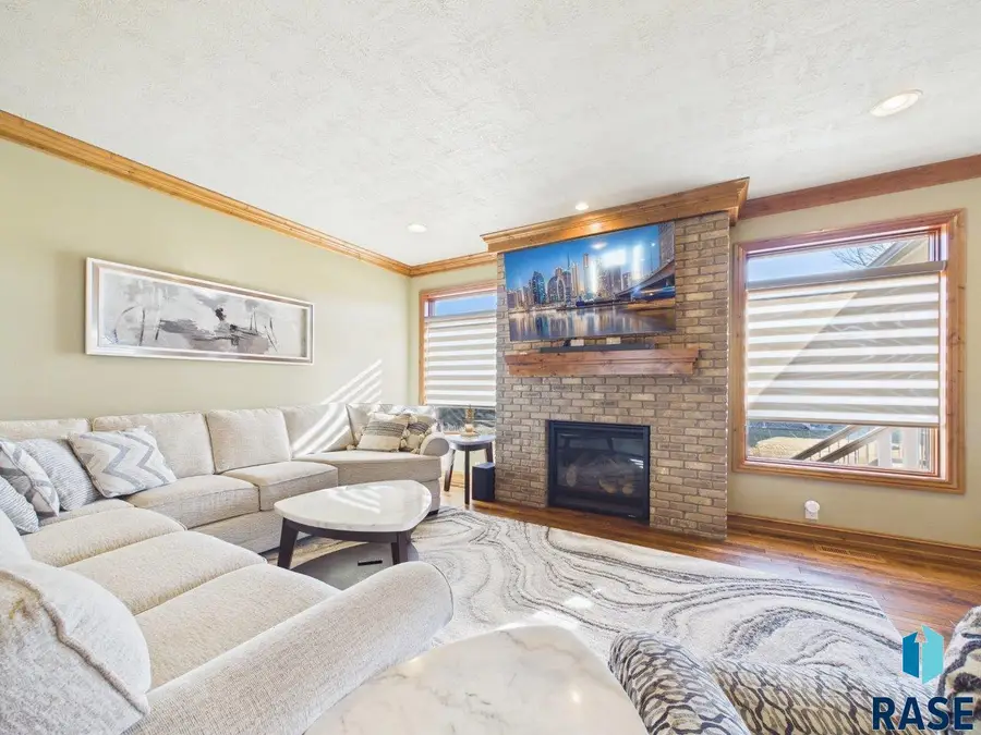 305 E 77th St, Sioux Falls, SD 57108 - #3