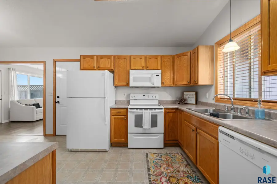 824 S Tanglewood Ave, Sioux Falls, SD 57106 - #2