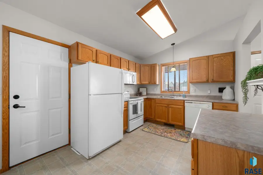 824 S Tanglewood Ave, Sioux Falls, SD 57106 - #3