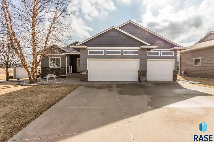 2825 E Sunflower Cir, Brandon, SD 57005 - #2