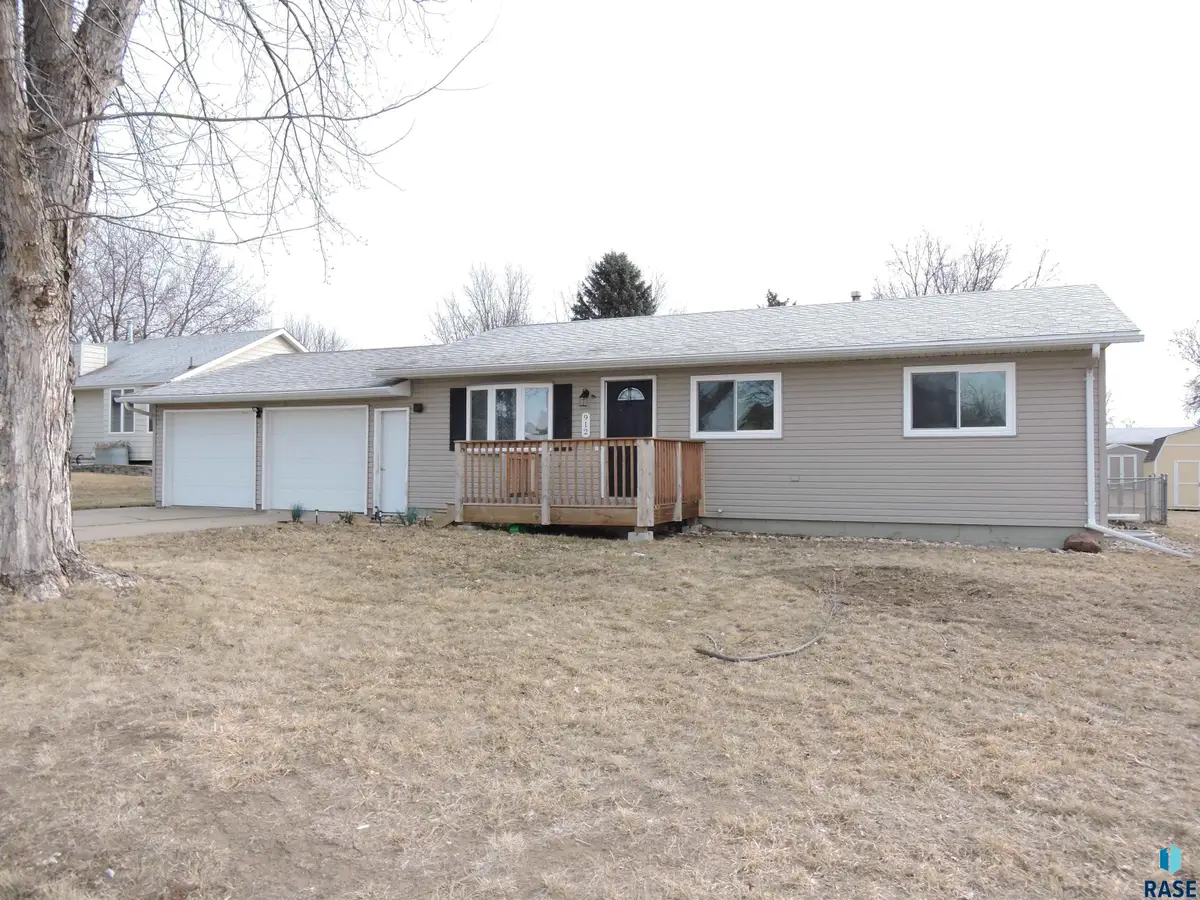 912 S Blaine St, Lennox, SD 57039 - #1
