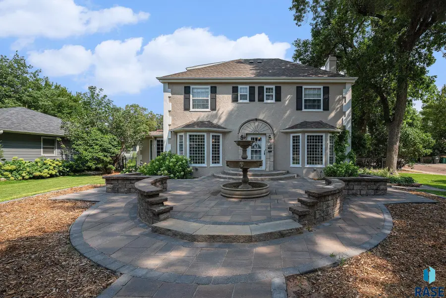 220 E 27th St, Sioux Falls, SD 57105 - #2