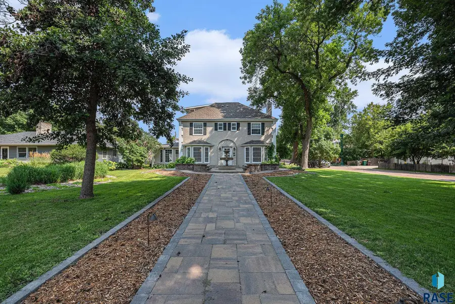 220 E 27th St, Sioux Falls, SD 57105 - #3