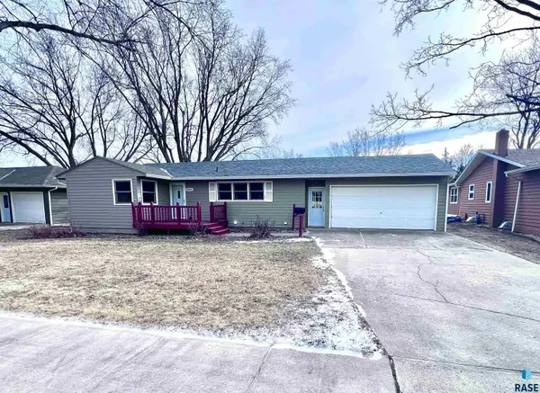 803 Ne 6th St, Madison, SD 57042